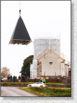 S� var det till slut p� plats, det nya kyrktornet i �lvestad. Men vinden h�ll p� att st�lla till det.